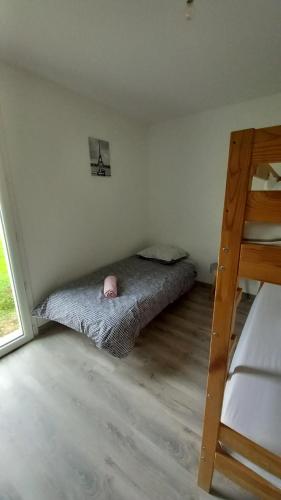 ein Schlafzimmer mit einem Etagenbett und einer Leiter in der Unterkunft la brasserie in Migné-Auxances