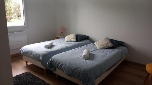 deux lits côte à côte dans une chambre dans l'établissement la brasserie, à Migné-Auxances