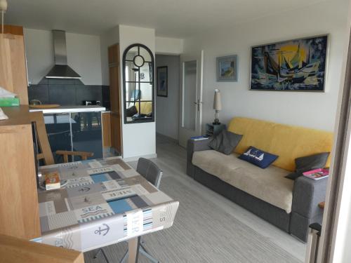 un salon avec un canapé et une table dans l'établissement T2 bord de mer, à Pornic