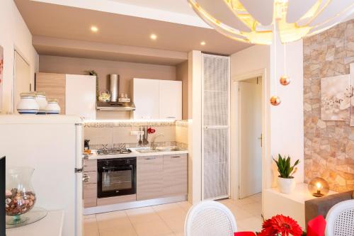 Kuchyň nebo kuchyňský kout v ubytování Elena Apartment - Free Secure Parking - Center - Pool - View Lake