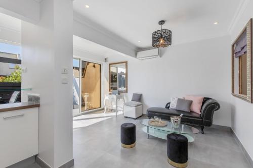 un salon avec un canapé et une table dans l'établissement Village Naturiste R4N - Delizzia Villa Port Nature, au Cap d'Agde