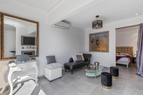 un salon avec un canapé et une table dans l'établissement Village Naturiste R4N - Delizzia Villa Port Nature, au Cap d'Agde