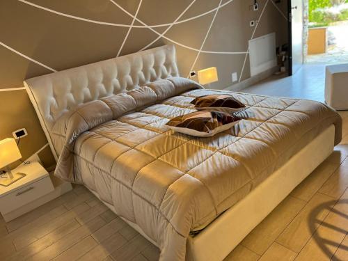 a large bed in a room with a large bed sidx sidx at Villa Giulia Castrovillari in Castrovillari