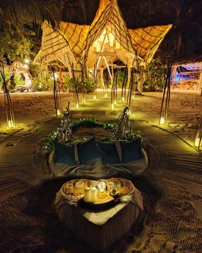 Taman di luar Thari Fushi Luxury Maldives -All Excursions Included -