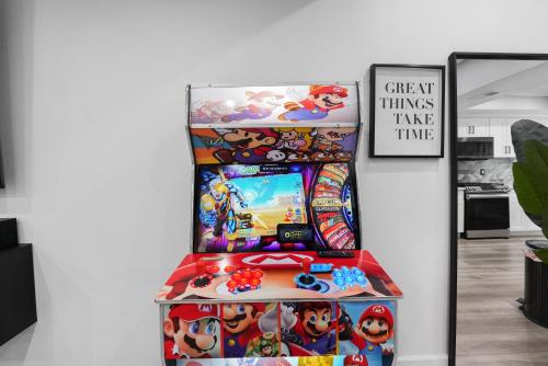 a game room with a video game machine at Spacious 4-bedroom Glendora Super House in Glendora