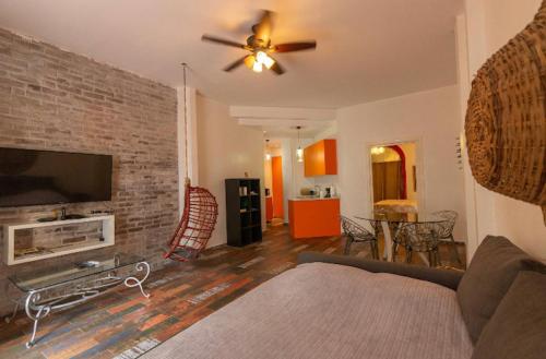 ein Wohnzimmer mit einer Couch und einem Deckenventilator in der Unterkunft Casa Maralta in Panama-Stadt