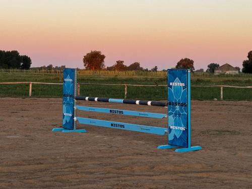 a fence in a field with the sunset in the background at No alquilar in Cucullú