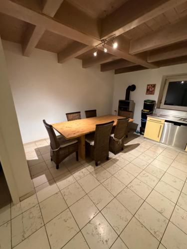 a kitchen with a wooden table and chairs at Rebhof Bahlingen Ferienwohnung Nr 18 Riesling in Bahlingen