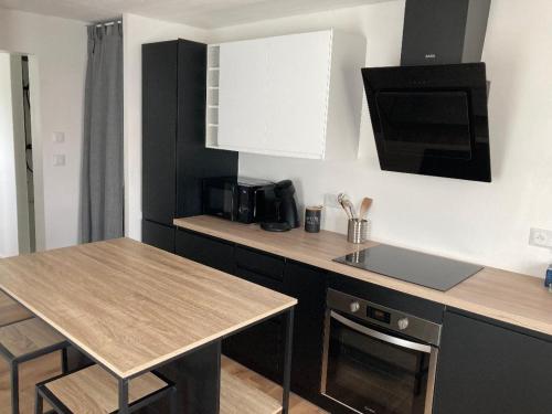 une cuisine avec une table et un comptoir dans l'établissement maison NO, à Noirmoutier-en-l'lle