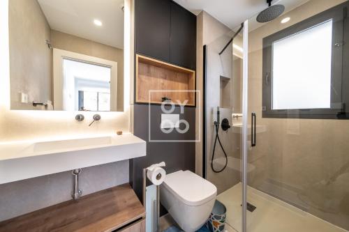 Koupelna v ubytování Isla de la Sierra lake mountain views by OYOOSTAYS