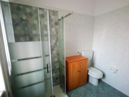 un bagno con wc e doccia in vetro di Gallipoli Lido San Giovanni vicino spiaggia a Gallipoli