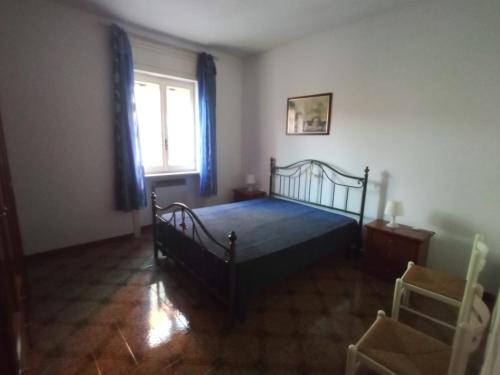 una camera da letto con un letto e una finestra di Gallipoli Lido San Giovanni vicino spiaggia a Gallipoli