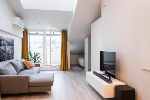 TV a/nebo společenská místnost v ubytování Elegant Penthouse Loft - Center