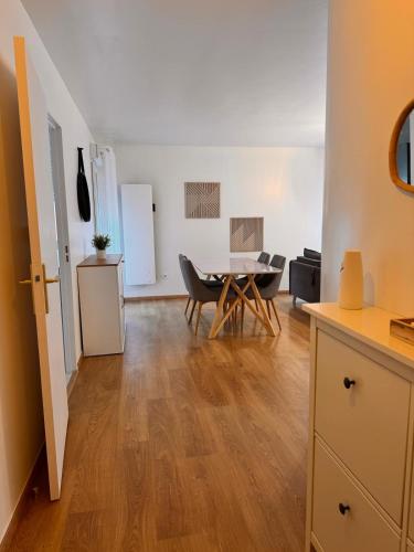 une cuisine et une salle à manger avec une table et des chaises dans l'établissement Appartement Avec Terrasse proche Disney, à Montévrain