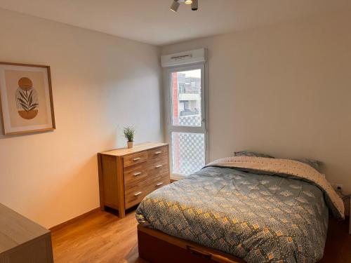 une chambre avec un lit, une commode et une fenêtre dans l'établissement Appartement Avec Terrasse proche Disney, à Montévrain