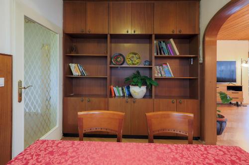 Perpustakaan di apartmen