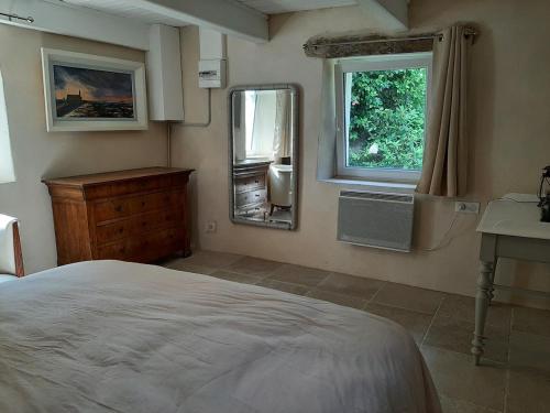 une chambre avec un lit, un lavabo et un miroir dans l'établissement Adorable Chaumière traditionnelle plage à pied, à Fouesnant