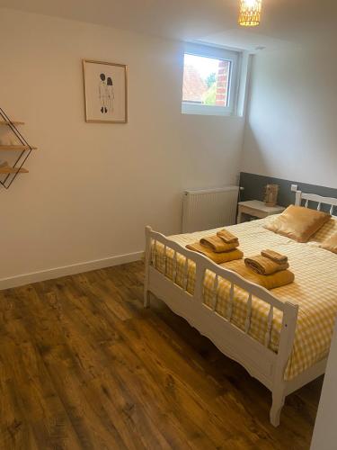 une chambre avec un lit avec des serviettes dessus dans l'établissement Maison campagne 2chambres avec jardin, à Watten