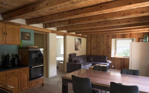 Il dispose d'une cuisine et d'un salon avec un plafond en bois. dans l'établissement Chez Lydie, à Fellering