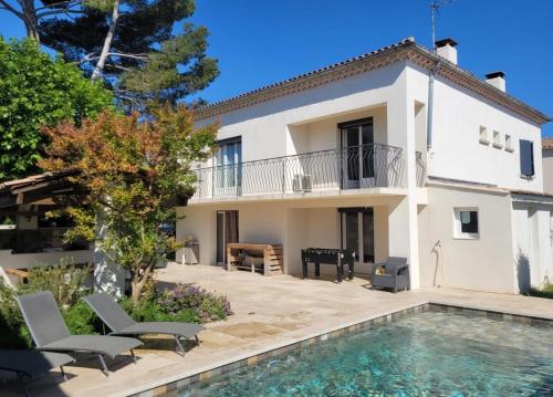 une villa avec piscine et une maison dans l'établissement Villa MOOREA pool barbecue PROVENCE, à Entraigues-sur-la-Sorgue
