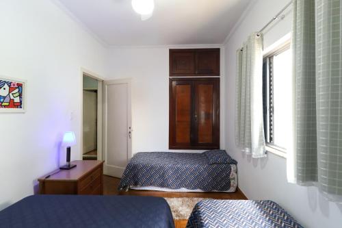a bedroom with two beds and a window at Casa perto Expo Center Norte e Anhembi 1km in Sao Paulo
