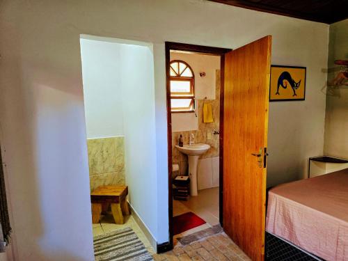una camera con letto e un bagno con lavandino di Suíte privativa acesso rápido 5 minuto balsa a Ilhabela