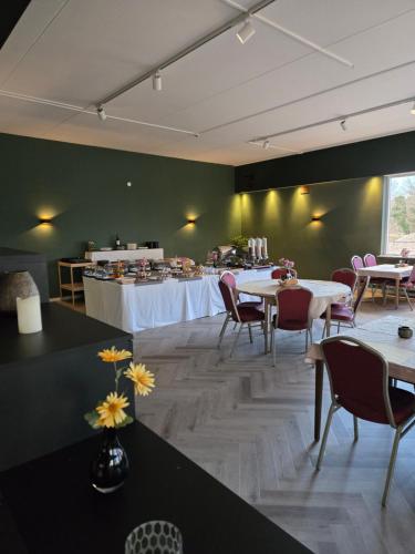 En restaurant eller et andet spisested på Hotel de Grote Zwaan