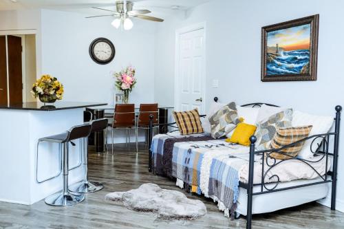 Ένα ή περισσότερα κρεβάτια σε δωμάτιο στο Luxury 2 bedroom Condo With Swimming Pool Near Square One