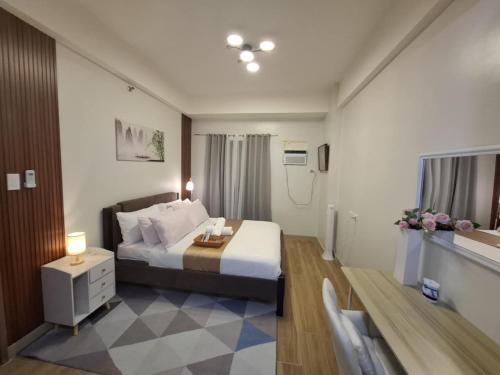 pokój hotelowy z łóżkiem i stołem w obiekcie TWIN LAKES TAGAYTAY BELVEDERE condo apartment with Over-looking w mieście Balibaguhan