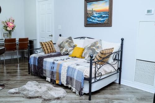 Ένα ή περισσότερα κρεβάτια σε δωμάτιο στο Luxury 2 bedroom Condo With Swimming Pool Near Square One