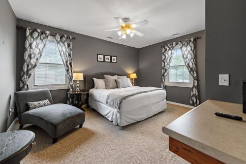 a bedroom with a bed and a desk and a chair at NEW King Bed, Suite, Downtown BR, Southern Charm Caboose in Blue Ridge