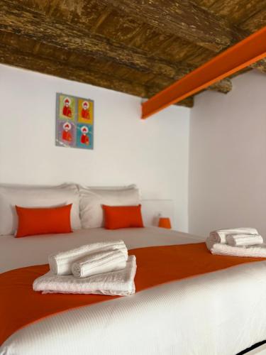 ein Schlafzimmer mit zwei Betten mit Handtüchern darauf in der Unterkunft CARLO'S Guest House in Bari