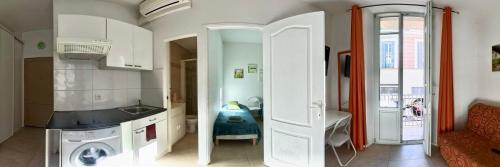 une cuisine avec un évier et une machine à laver dans l'établissement Résidence Angela à 7 minutes à pieds du Palais, plage..., à Cannes