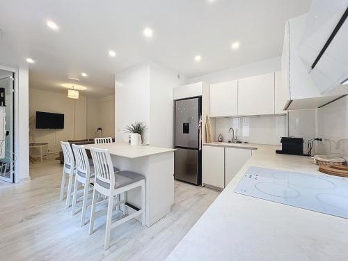 une cuisine et un salon avec des placards blancs et un comptoir dans l'établissement Spacious 2 bedroom accommodation Petite France, à Strasbourg