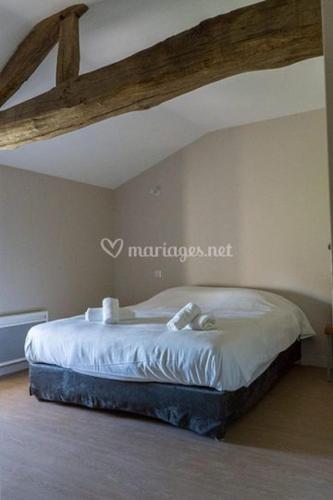 une chambre avec un lit dans une pièce dans l'établissement Le Clos de l'Archeneau, à Bressuire