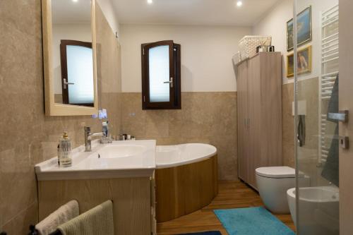 a bathroom with a tub and a sink and a toilet at Il giardino di Ve' in Lecce