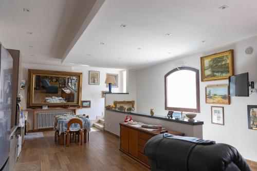a living room with a desk and a table at Il giardino di Ve' in Lecce