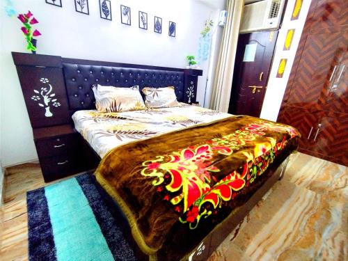 Postel nebo postele na pokoji v ubytování 1BHK Independent Flat at CENTRAL LOCATION HAZRATGANJ