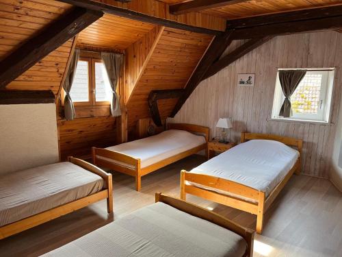 - une chambre avec 2 lits dans une cabane en bois dans l'établissement Gite du Val du Pâtre, à Orschwihr