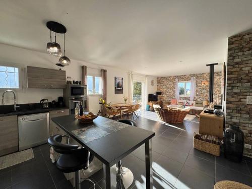 une cuisine et un salon avec une table et des chaises dans l'établissement Villa à Tavaco Corse, à Tavaco