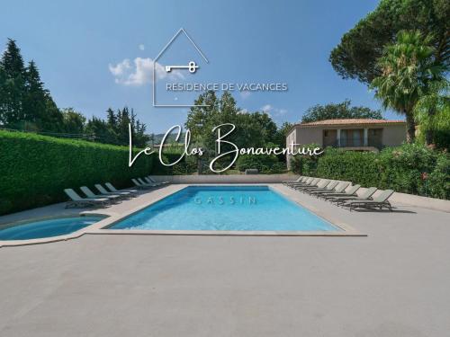 une piscine avec des chaises longues et une maison dans l'établissement Brise Marine piscine St Tropez II, à Saint-Tropez