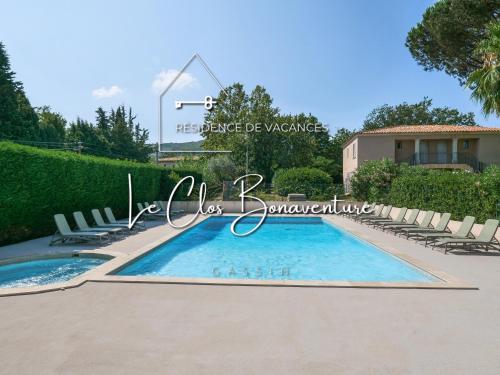une piscine avec des chaises et un panneau indiquant l'excellence de valance dans l'établissement Escapade Ensoleillée plage et Saint Tropez à pied - 20, à Saint-Tropez