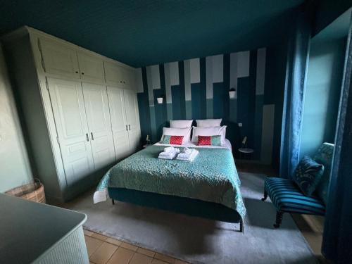 - une chambre bleue avec un lit et une chaise dans l'établissement U Granu di Bellezza, à Casta