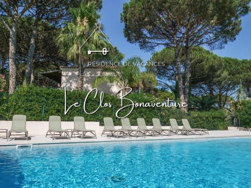 - un groupe de chaises et une piscine dans l'établissement Paradis Bleu Saint Tropez - 24, à Saint-Tropez