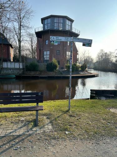 a street sign next to a bench in front of a building at Ferienhuus Tüütje in Wolthusen