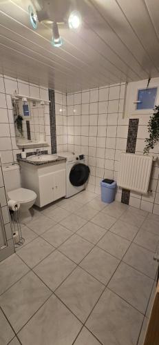 La salle de bains est pourvue de toilettes, d'un lavabo et de toilettes. dans l'établissement Le Saint Julien, au Tréport