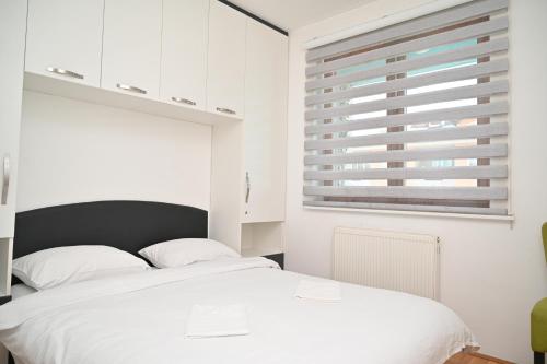 Una cama o camas en una habitación de Apartman FROG