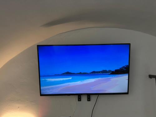 カターニアにあるStazzone houseの壁に掛けられた薄型テレビ