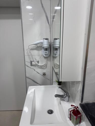 カターニアにあるStazzone houseの洗面台と鏡のあるバスルーム