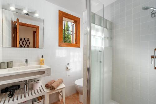 ポルト・デ・ソリェルにあるApartment Bougainvilleaのシャワー、洗面台、トイレ付きのバスルーム